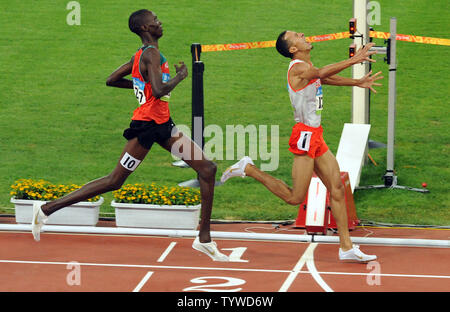 Le Bahreïn Rashid Ramzi célèbre comme il franchit la ligne d'arrivée de la finale du 1500m hommes au Stade national (Nid d'oiseau) pendant les Jeux Olympiques d'été de 2008 à Pékin le 19 août 2008. En deuxième, c'est le Kenya's Asbel Kipruto Kiprop. (Photo d'UPI/Roger L. Wollenberg) Banque D'Images