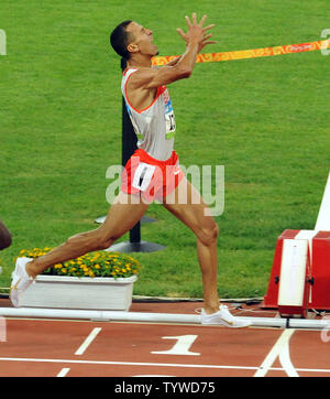 Le Bahreïn Rashid Ramzi célèbre comme il franchit la ligne d'arrivée de la finale du 1500m hommes au Stade national (Nid d'oiseau) pendant les Jeux Olympiques d'été de 2008 à Pékin le 19 août 2008. (Photo d'UPI/Roger L. Wollenberg) Banque D'Images