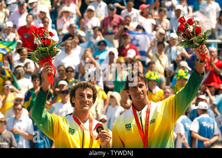 Ricardo Santos (R) et du Brésil Emanuel Rego posent avec leurs médailles de bronze le men's beach volley-ball des Jeux Olympiques de 2008 à Beijing, le 22 août 2008. USA a remporté la médaille d'or olympique 2-1, avec le Brésil en prenant l'argent et de bronze. (UPI Photo/Stephen Shaver) Banque D'Images