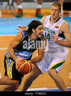 L'Argentine Luis Alberto Scola durs pour le panier du Marijonas Petravicius contre la Lituanie lors de leur match pour la médaille de bronze au Gymnase olympique de basketball, le 24 août 2008, aux Jeux olympiques de cet été à Pékin, en Chine. L'Argentine a gagné le bronze, 87-75. (Photo d'UPI/Mike Theiler) Banque D'Images