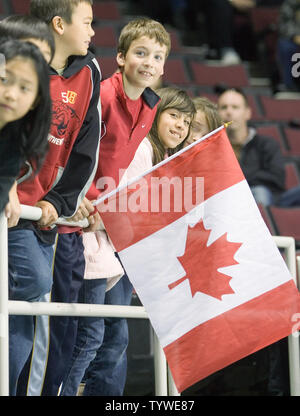 Les fans watch racing lors de la Coupe du Monde Samsung ISU de patinage de vitesse courte piste au Pacific Coliseum de Vancouver, Colombie-Britannique, le 25 octobre 2008. Le Pacific Coliseum sera le patinage de vitesse courte piste lieu de la Vancouver Jeux olympiques d'hiver de 2010. (Fichier d'UPI/Heinz Ruckemann) Banque D'Images