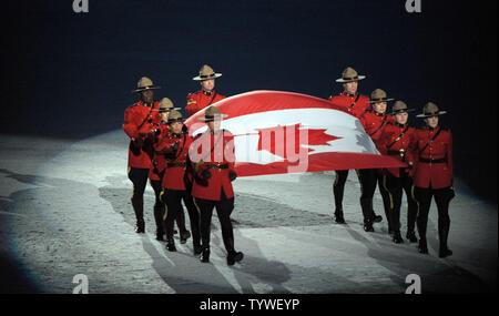 Le drapeau canadien est présenté par Gendarmerie royale du Canada au cours de la cérémonie d'ouverture des Jeux Olympiques d'hiver de 2010 au BC Place à Vancouver, Canada le 12 février 2010. UPI/Roger L. Wollenberg Banque D'Images