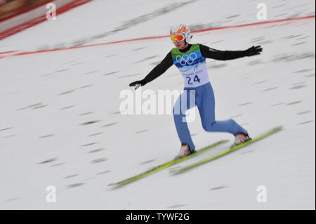 Andreas Kuettel participe de la pologne au cours de la compétition de saut à ski au tremplin normal aux Jeux Olympiques d'hiver de Vancouver 2010 au Parc olympique de Whistler, à Whistler, Canada, 13 février 2010. UPI/Kevin Dietsch Banque D'Images