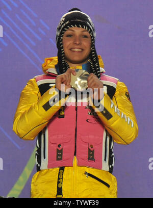 Médaillé d'argent de Magdalena Neuner Allemagne célèbre au cours de la féministe 7,5 km biathlon sprint à la présentation de médailles aux Jeux Olympiques d'hiver de Vancouver 2010, à Whistler, Canada, 13 février 2010. UPI/Kevin Dietsch Banque D'Images