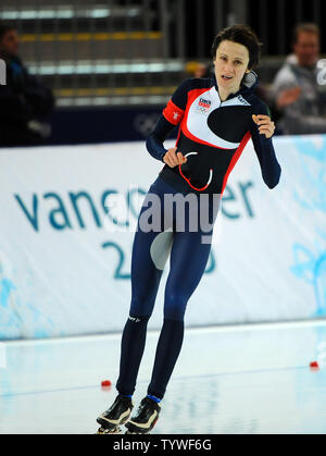 Martina Sablikova de la République tchèque célèbre son temps après avoir participé dans les 3000 mètres en patinage de vitesse à l'anneau olympique de Richmond à Vancouver, Canada, durant les Jeux Olympiques d'hiver de 2010 le 14 février 2010. Sablikova a gagné l'or avec un temps de 4:02,53. UPI/Roger L. Wollenberg Banque D'Images