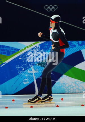 Martina Sablikova de la République tchèque célèbre son temps après avoir participé dans les 3000 mètres en patinage de vitesse à l'anneau olympique de Richmond à Vancouver, Canada, durant les Jeux Olympiques d'hiver de 2010 le 14 février 2010. Sablikova a gagné l'or avec un temps de 4:02,53. UPI/Roger L. Wollenberg Banque D'Images