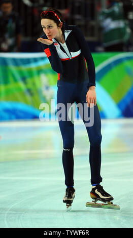 Martina Sablikova de la République tchèque coups baisers à la foule alors qu'elle célèbre son temps après avoir participé dans les 3000 mètres en patinage de vitesse à l'anneau olympique de Richmond à Vancouver, Canada, durant les Jeux Olympiques d'hiver de 2010 le 14 février 2010. Sablikova a gagné l'or avec un temps de 4:02,53. UPI/Roger L. Wollenberg Banque D'Images