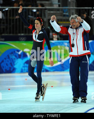 Martina Sablikova de la République tchèque célèbre son temps après avoir participé dans les 3000 mètres en patinage de vitesse à l'anneau olympique de Richmond à Vancouver, Canada, durant les Jeux Olympiques d'hiver de 2010 le 14 février 2010. Sablikova a gagné l'or avec un temps de 4:02,53. UPI/Roger L. Wollenberg Banque D'Images