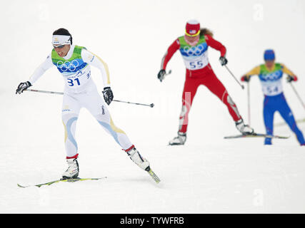 Charlotte Kalla (L.) de la Suède les skis en cours à l'or en ski de fond, Mesdames 10 km libre au Parc olympique de Whistler durant les Jeux Olympiques d'hiver de 2010 à Vancouver, à Whistler (Colombie-Britannique), le 15 février 2010. UPI /Heinz Ruckemann Banque D'Images