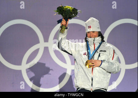 La médaille d'or célèbre Marit Bjoergen au cours de la pratique du ski de fond Sprint individuel dames finale classique au cours de la cérémonie de la victoire aux Jeux Olympiques d'hiver de Vancouver 2010 à Whistler, Canada le 17 février 2010. UPI/Kevin Dietsch Banque D'Images