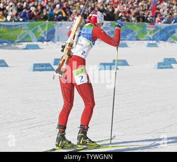 La Tora Berger skis hors de la barrière de départ sur la voie de l'or dans le Biathlon 15 km individuel des femmes au Parc olympique de Whistler durant les Jeux Olympiques d'hiver de 2010 à Vancouver, à Whistler (Colombie-Britannique), le 18 février 2010. UPI /Heinz Ruckemann Banque D'Images