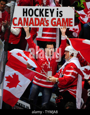 Fans commencent à célébrer comme le Canada joue la Russie au cours de la troisième période dans le jeu 2 de la 1/4 de finale à Place Hockey du Canada à Vancouver, Canada, durant les Jeux Olympiques d'hiver de 2010 le 24 février 2010. Le Canada a défait la Russie 7-3 et passe à la demi-finale. UPI/Roger L. Wollenberg Banque D'Images