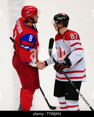 La Russie Alexander Ovechkin, serre la main avec le Sidney Crosby après match 2 de la demi-finale à la Place Hockey du Canada à Vancouver, Canada, durant les Jeux Olympiques d'hiver de 2010 le 24 février 2010. Le Canada a défait la Russie 7-3 et passe à la demi-finale. UPI/Roger L. Wollenberg Banque D'Images