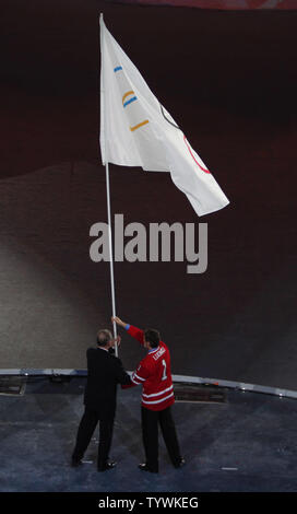 Comité International Olympique (CIO), Jacques Rogge (L) reçoit le drapeau olympique de Gregor Robertson, maire de Vancouver au cours de la cérémonie de clôture au BC Place à Vancouver, Canada, durant les Jeux Olympiques d'hiver de 2010 Le 28 février 2010. UPI/Brian Kersey Banque D'Images