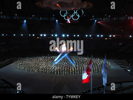 Les interprètes dansent autour de la flamme olympique lors de la cérémonie de clôture au BC Place à Vancouver, Canada, durant les Jeux Olympiques d'hiver de 2010 Le 28 février 2010. UPI/Roger L. Wollenberg Banque D'Images