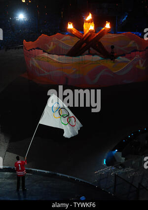 Le maire de Vancouver, Gregor Robertson vagues le drapeau olympique lors de la cérémonie de clôture au BC Place à Vancouver, Canada, durant les Jeux Olympiques d'hiver de 2010 Le 28 février 2010. UPI/Roger L. Wollenberg Banque D'Images