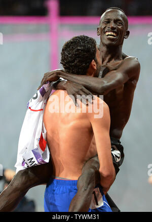 Médaille d'Ezekiel Kemboi Kenya saute dans les bras de l'argent olympique France's Mahiedine Mekhissi-Benabbad après avoir remporté le 3000m steeple Hommes au Stade Olympique au cours de l'été de 2012 Jeux Olympiques de Londres dans le Parc olympique de Stratford, Londres, le 5 août 2012. UPI/Pat Benic Banque D'Images