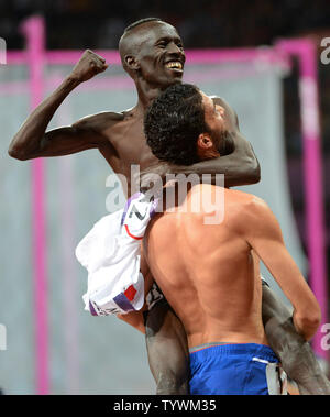 Médaille d'Ezekiel Kemboi Kenya saute dans les bras de l'argent olympique France's Mahiedine Mekhissi-Benabbad après avoir remporté le 3000m steeple Hommes au Stade Olympique au cours de l'été de 2012 Jeux Olympiques de Londres dans le Parc olympique de Stratford, Londres, le 5 août 2012. UPI/Pat Benic Banque D'Images