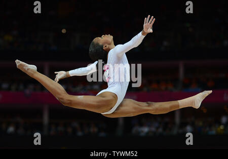 USA's Gabrielle Douglas, la femme est tout-autour d'or olympique, effectue sa routine l à la poutre lors de la phase finale de l'appareil de gymnastique à la North Greenwich Arena au cours de la London 2012 Jeux Olympiques d'été à Greenwich, Londres, le 7 août 2012. Douglas a glissé de la poutre et terminé avant-dernier. La Chine Deng Linlin a remporté l'or, l'argent et le sui Lu USA's Alexandra Raisman le bronze. UPI/Pat Benic Banque D'Images