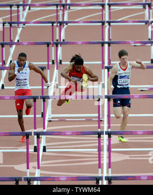 USA's Richardson (C) renverse un obstacle mais toujours termine premier de sa course pour se qualifier pour la Finale 110m haies au Stade Olympique au cours de la London Jeux Olympiques d'été de 2012 dans le Parc olympique de Stratford, Londres, le 8 août 2012. À gauche est son Orlando Ortega et à la droite est la société britannique Lawrence Clarke. UPI/Pat Benic Banque D'Images