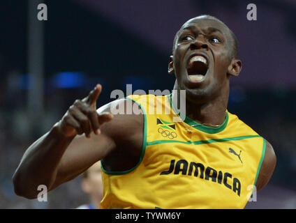 Usain Bolt en Jamaïque en cris de jubilation après le passage de la ligne d'arrivée pour gagner la médaille d'or chez les hommes finale 200M au Stade Olympique au cours de la London Jeux Olympiques d'été de 2012 dans le Parc olympique de Stratford, Londres, le 9 août 2012. Olympican la vis est devenu le premier à remporter le 100M et 200M dans les Jeux olympiques consécutifs. Son temps était 19,32. La Jamaïque a balayé la course avec ses coéquipiers Yohan Blake obtenir l'argent et Warren Weir la médaille de bronze. UPI/Pat Benic Banque D'Images