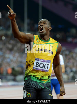 Usain Bolt en Jamaïque hurle de joie alors qu'il remporte la médaille d'or chez les hommes finale 200M au Stade Olympique au cours de la London Jeux Olympiques d'été de 2012 dans le Parc olympique de Stratford, Londres, le 9 août 2012. Olympican la vis est devenu le premier à remporter le 100M et 200M dans les Jeux olympiques consécutifs. Son temps était 19,32. La Jamaïque a balayé la course avec ses coéquipiers Yohan Blake obtenir l'argent et Warren Weir la médaille de bronze. UPI/Pat Benic Banque D'Images