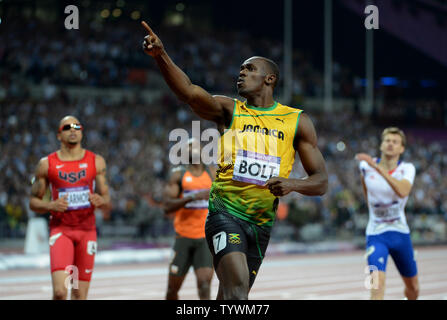 Usain Bolt en Jamaïque points à la foule alors qu'il remporte la médaille d'or chez les hommes finale 200M au Stade Olympique au cours de la London Jeux Olympiques d'été de 2012 dans le Parc olympique de Stratford, Londres, le 9 août 2012. Bolt est devenu le premier athlète olympique à remporter le 100M et 200M dans les Jeux olympiques consécutifs. Son temps était 19,32. La Jamaïque a balayé la course avec ses coéquipiers Yohan Blake obtenir l'argent et Warren Weir la médaille de bronze. À gauche s'USA's Wallace Spearmon qui sont venus à la quatrième, et à la droite est la France Christophe Lemaitre. UPI/Pat Benic Banque D'Images