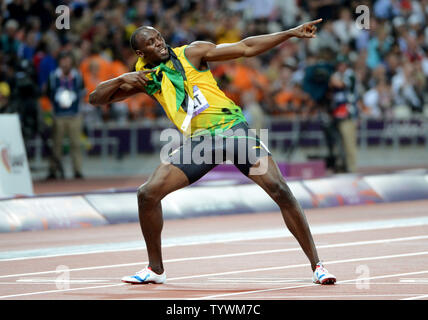 Usain Bolt de la Jamaïque célèbre avec sa flèche traditionnelle jubilation après avoir remporté la médaille d'or chez les hommes finale 200M au Stade Olympique au cours de la London Jeux Olympiques d'été de 2012 dans le Parc olympique de Stratford, Londres, le 9 août 2012. Bolt est devenu le premier athlète olympique à remporter le 100M et 200M dans les Jeux olympiques consécutifs. Son temps était 19,32. La Jamaïque a balayé la course avec ses coéquipiers Yohan Blake obtenir l'argent et Warren Weir la médaille de bronze. UPI/Pat Benic Banque D'Images