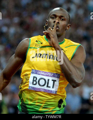 Usain Bolt de la Jamaïque des gestes aussi il passe la ligne d'arrivée pour gagner la médaille d'or chez les hommes finale 200M au Stade Olympique au cours de la London Jeux Olympiques d'été de 2012 dans le Parc olympique de Stratford, Londres, le 9 août 2012. Bolt est devenu le premier athlète olympique à remporter le 100M et 200M dans les Jeux olympiques consécutifs. Son temps était 19,32. La Jamaïque a balayé la course avec ses coéquipiers Yohan Blake obtenir l'argent et Warren Weir la médaille de bronze. UPI/Pat Benic Banque D'Images