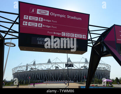 Le stade olympique est affiché le 24 juillet 2012 à Stratford, l'Est de Londres. Le stade est le site de la cérémonie d'ouverture des Jeux Olympiques de 2012 à Londres prévue pour le vendredi, 27 juillet 2012. UPI/Pat Benic Banque D'Images