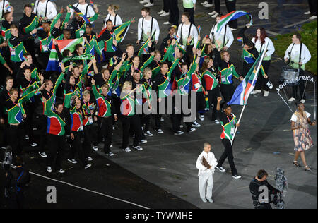 L'équipe sud-africaine Caster Semenya est dirigé par comme ils entrent dans le stade au Défilé des Nations Unies lors de la cérémonie d'ouverture des Jeux Olympiques d'été de 2012 à Londres le 27 juillet 2012 à Stafford, Londres. UPI/Pat Benic Banque D'Images