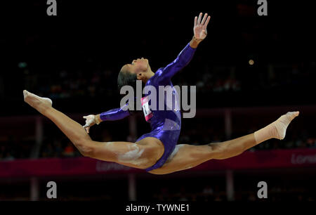 USA's Gabrielle Douglas effectue sa routine à la poutre lors de sa routine au Women's Gymnastics tour de qualification à la North Greenwich Arena au cours de la London 2012 Jeux Olympiques d'été à Greenwich, Londres le 29 juillet 2012. UPI/Pat Benic Banque D'Images