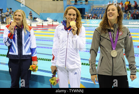 400m femmes médaillés de natation (L-R) Rebecca Adlington (Grande-Bretagne, bronze), Camille Muffat (France, l'or) et Allison Schmitt (USA, argent) posent avec leurs médailles aux Jeux Olympiques d'été de 2012, le 29 juillet 2012, à Londres, en Angleterre. UPI/Mike Theiler Banque D'Images