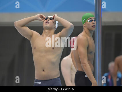 Wu Peng de Chine (L) et Chad le Clos de l'Afrique du Sud se préparent pour leur chaleur dans le men's 200m papillon au Jeux Olympiques d'été de 2012 à Londres le 30 juillet 2012 à Stratford, Londres. Les deux nageurs qualifiés avec Wu en pointage à 1:55.88 et le Clos à 1:55,23 dans leurs manches. UPI/Brian Kersey Banque D'Images