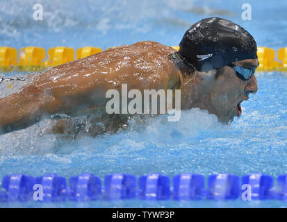 Le nageur américain Michael Phelps en action comme il gagne le 200m masculin fly à la demi-finale des Jeux Olympiques d'été 2012, le 30 juillet 2012, à Londres, en Angleterre. UPI/Mike Theiler Banque D'Images