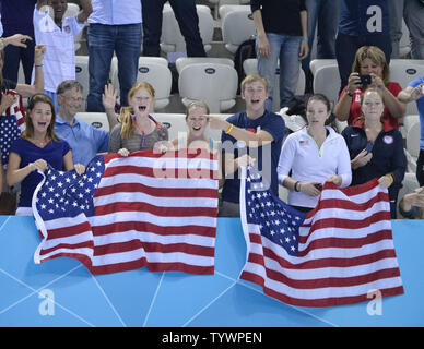 Bravo pour l'Organisation des fans de l'État Men's 4 X 200 m nage libre Relais de Ryan Lochte, Conor Dwyer, Michael Phelps et Ricky Berens après avoir gagné une médaille d'or aux Jeux Olympiques de 2012 à Londres le 31 juillet 2012 à Stratford, Londres. UPI/Brian Kersey Banque D'Images