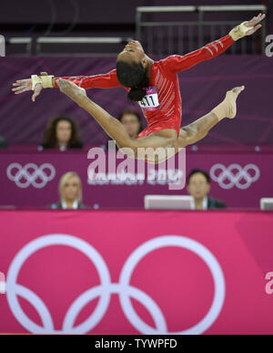 Gymnaste américaine Gabrielle Douglas est airborne comme elle participe à l'exercice au sol pour aider les États-Unis gagner la médaille d'or dans l'équipe féminine en finale au North Greenwich Arena au Jeux Olympiques d'été de 2012, le 31 juillet 2012, à Londres, en Angleterre. UPI/Mike Theiler Banque D'Images