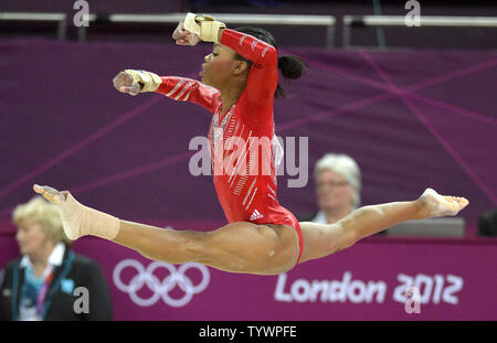 Gymnaste américaine Gabrielle Douglas est airborne comme elle participe à l'exercice au sol pour aider les États-Unis gagner la médaille d'or dans l'équipe féminine en finale au North Greenwich Arena au Jeux Olympiques d'été de 2012, le 31 juillet 2012, à Londres, en Angleterre. UPI/Mike Theiler Banque D'Images