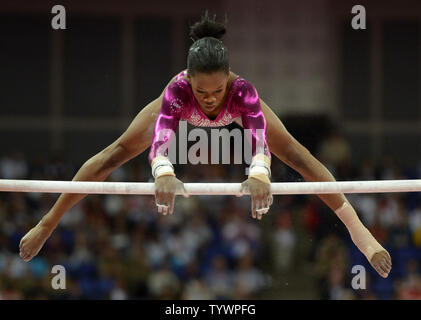 Gymnaste américaine Gabrielle Douglas passe par sa routine sur les barres sur son chemin pour gagner une médaille d'or dans le concours général individuel des femmes finales à la Greenwich Arena nord au Jeux Olympiques d'été de 2012, le 2 août 2012, à Londres, en Angleterre. UPI/Mike Theiler Banque D'Images