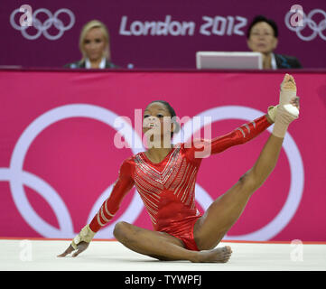 Gymnaste américaine Gabrielle Douglas va dans sa routine alors qu'elle participe à l'exercice au sol pour aider les États-Unis gagner la médaille d'or dans l'équipe féminine en finale au North Greenwich Arena au Jeux Olympiques d'été de 2012, le 31 juillet 2012, à Londres, en Angleterre. UPI/Mike Theiler Banque D'Images