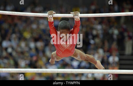 Gymnaste américaine Gabrielle Douglas va dans sa routine alors qu'elle est en concurrence pour les barres d'aider les États-Unis gagner la médaille d'or dans l'équipe féminine en finale au North Greenwich Arena au Jeux Olympiques d'été de 2012, le 31 juillet 2012, à Londres, en Angleterre. UPI/Mike Theiler Banque D'Images