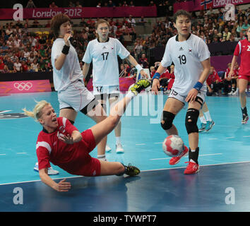 La Norvège est l'Ida Alstad pousses durant l'encontre de la Corée du Sud de handball préliminaire à la London Jeux Olympiques d'été de 2012 sur 01 août 2012 à Stratford, Londres. UPI/Hugo Philpott Banque D'Images