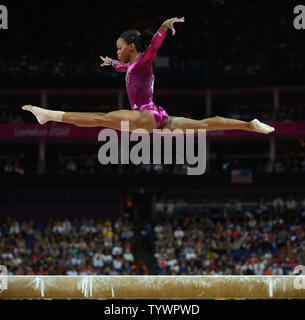 USA's Gabrielle Douglas effectue à la poutre sur son chemin pour gagner la médaille d'or dans le concours général individuel de gymnastique féminine à l'événement au cours de la North Greenwich Arena Londres 2012 Jeux Olympiques d'été à Greenwich, Londres, le 2 août 2012. Les Russes Victoria Komova a remporté l'argent et l'Aliya Mustafina a remporté le bronze. UPI/Pat Benic Banque D'Images