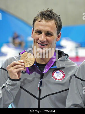Ryan Lochte des États-Unis montre, il a remporté la médaille de bronze dans l'épreuve du 200m dos avec un temps de 1:53,94 au Jeux Olympiques d'été de 2012 à Londres le 2 août 2012 à Londres. Lochte a remporté deux médailles dans la nuit. L'autre était une médaille d'argent avec un temps de 1:54.90 au 200m quatre nages individuel final. UPI/Ron Sachs Banque D'Images
