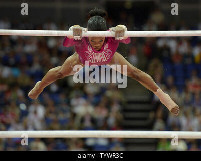 Gymnaste américaine Gabrielle Douglas passe par sa routine sur les barres sur son chemin pour gagner une médaille d'or dans le concours général individuel des femmes finales à la Greenwich Arena nord au Jeux Olympiques d'été de 2012, le 2 août 2012, à Londres, en Angleterre. UPI/Mike Theiler Banque D'Images