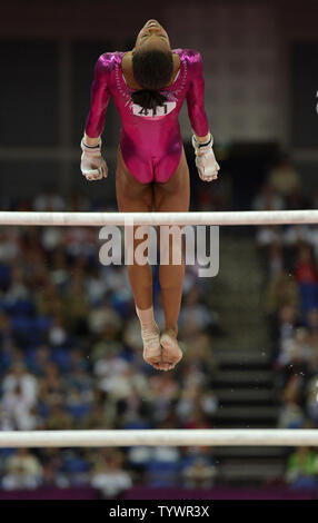 Gymnaste américaine Gabrielle Douglas passe par sa routine sur les barres sur son chemin pour gagner une médaille d'or dans le concours général individuel des femmes finales à la Greenwich Arena nord au Jeux Olympiques d'été de 2012, le 2 août 2012, à Londres, en Angleterre. UPI/Mike Theiler Banque D'Images