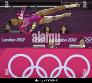 Gymnaste américaine Gabrielle Douglas est comme l'air elle passe par sa routine sur le sol pour gagner la médaille d'or au féminin tout autour de finales à la Greenwich Arena nord au Jeux Olympiques d'été de 2012, le 2 août 2012, à Londres, en Angleterre. UPI/Mike Theiler Banque D'Images