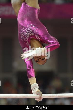 Gymnaste américaine Gabrielle Douglas passe par sa routine sur les barres sur son chemin pour gagner une médaille d'or dans le concours général individuel des femmes finales à la Greenwich Arena nord au Jeux Olympiques d'été de 2012, le 2 août 2012, à Londres, en Angleterre. UPI/Mike Theiler Banque D'Images