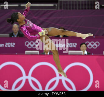 Gymnaste américaine Gabrielle Douglas est comme l'air elle passe par sa routine sur le sol pour gagner la médaille d'or au féminin tout autour de finales à la Greenwich Arena nord au Jeux Olympiques d'été de 2012, le 2 août 2012, à Londres, en Angleterre. UPI/Mike Theiler Banque D'Images