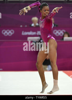 Gymnaste américaine Gabrielle Douglas passe par sa routine sur le sol pour gagner la médaille d'or au féminin tout autour de finales à la Greenwich Arena nord au Jeux Olympiques d'été de 2012, le 2 août 2012, à Londres, en Angleterre. UPI/Mike Theiler Banque D'Images